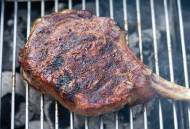 Bitki ve baharatlı Tomahawk bifteği