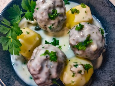 Koenigsberger Klopse köftesi ve yabanmersini soslu patates geleneksel Alman mutfağı.