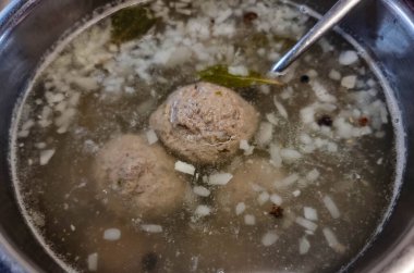 Koenigsberger Klopse köftesi ve yabanmersini soslu patates geleneksel Alman mutfağı.