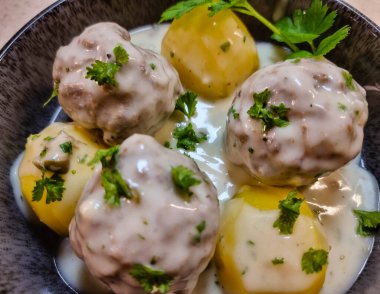 Koenigsberger Klopse köftesi ve yabanmersini soslu patates geleneksel Alman mutfağı.