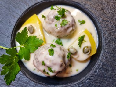 Koenigsberger Klopse köftesi ve yabanmersini soslu patates geleneksel Alman mutfağı.