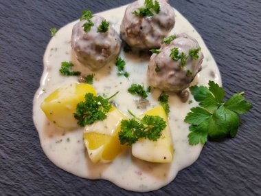 Koenigsberger Klopse köftesi ve yabanmersini soslu patates geleneksel Alman mutfağı.
