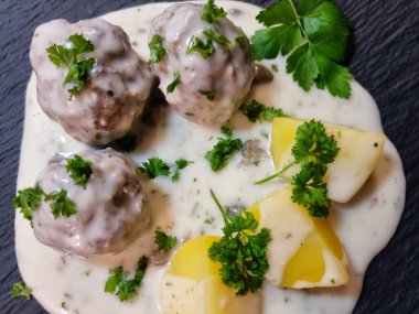Koenigsberger Klopse köftesi ve yabanmersini soslu patates geleneksel Alman mutfağı.