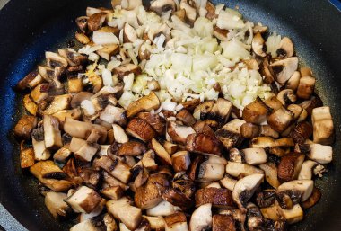 Ormandan yeni çıkmış mantarlar.