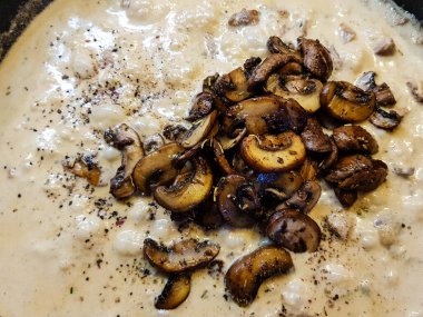 Ormandan yeni çıkmış mantarlar.