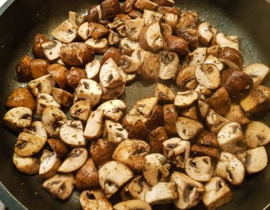 Ormandan yeni çıkmış mantarlar.