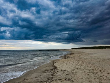 Blavand Danimarka 'nın kuzey denizindeki uçsuz bucaksız plajın izleri.