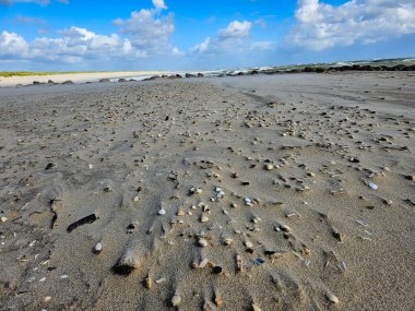 Blavand Danimarka 'nın kuzey denizindeki uçsuz bucaksız plajın izleri.