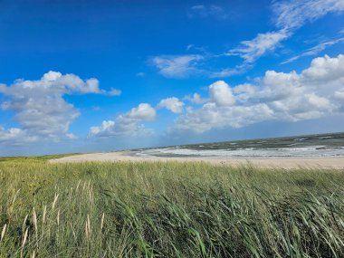 Blavand Danimarka 'nın kuzey denizindeki uçsuz bucaksız plajın izleri.