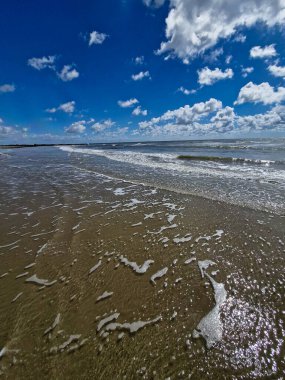 Blavand Danimarka 'nın kuzey denizindeki uçsuz bucaksız plajın izleri.