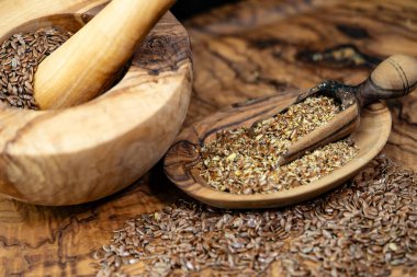 bir yığın keten tohumu Linum usitatissimum zeytin ağacı üzerine