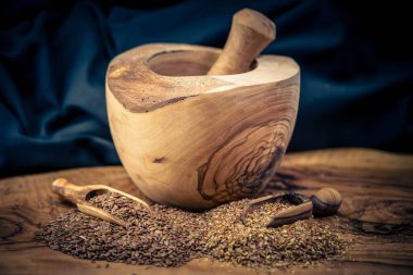 bir yığın keten tohumu Linum usitatissimum zeytin ağacı üzerine