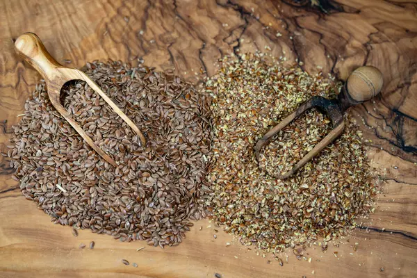 bir yığın keten tohumu Linum usitatissimum zeytin ağacı üzerine