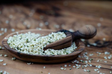 Soyulmuş kenevir tohumları zeytin ağacında