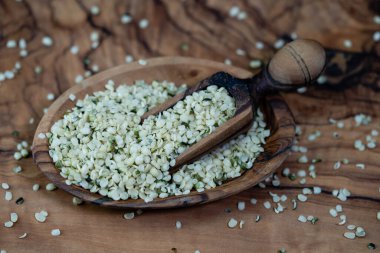 Soyulmuş kenevir tohumları zeytin ağacında