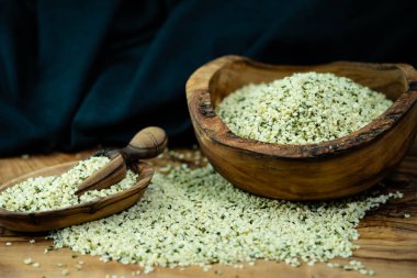 Soyulmuş kenevir tohumları zeytin ağacında