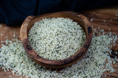 Soyulmuş kenevir tohumları zeytin ağacında