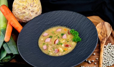 Bahçe sebzelerinden yapılmış bezelye çorbası.