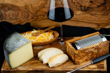 Şarap üzümleri ve şarap yaprakları Hamburg 'un yanındaki eski topraklarda