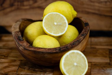 limon meyvesi ve limon sirkesi likörü üzerinde canlı ahşap