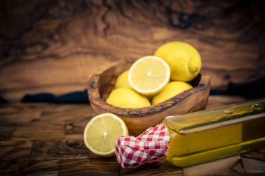 limon meyvesi ve limon sirkesi likörü üzerinde canlı ahşap