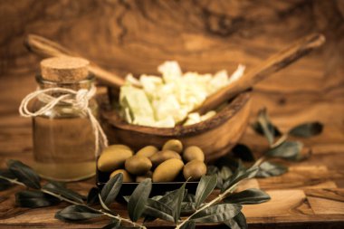 Ekstra taze zeytinyağlı soğuk zeytinyağı.