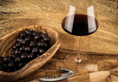 Şarap üzümleri ve şarap yaprakları Hamburg 'un yanındaki eski topraklarda