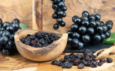 Üzüm üzümleri ve zeytin ağacında şarap meyveleri.