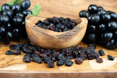 Üzüm üzümleri ve zeytin ağacında şarap meyveleri.