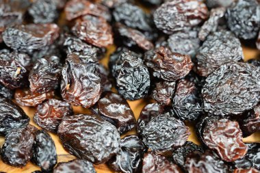 Üzüm üzümleri ve zeytin ağacında şarap meyveleri.