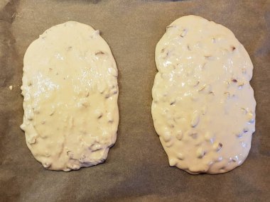 Pişirmek için taze kahverengi bademler.