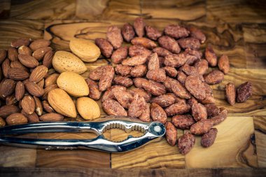 Pişirmek için taze kahverengi bademler.