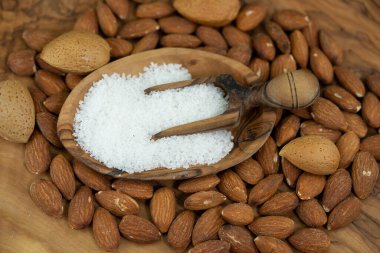 Pişirmek için taze kahverengi bademler.