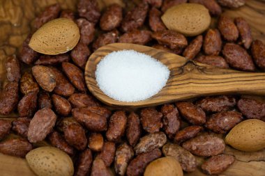 Pişirmek için taze kahverengi bademler.