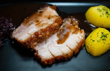 Pork Royal, kırmızı lahana ve patatesli geleneksel domuz rostosu.