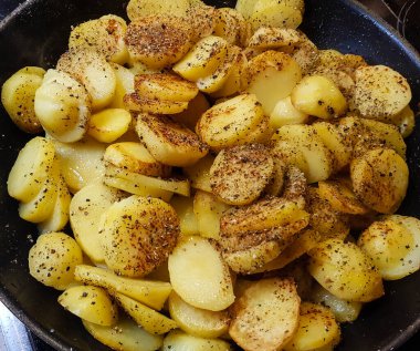 Domuz pastırmalı ve baharatlı kızarmış patates.