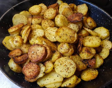 Domuz pastırmalı ve baharatlı kızarmış patates.