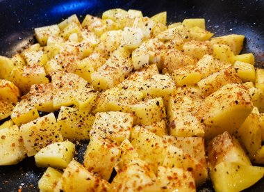 Domuz pastırmalı ve baharatlı kızarmış patates.