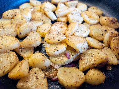 Domuz pastırmalı ve baharatlı kızarmış patates.