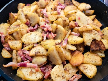 Domuz pastırmalı ve baharatlı kızarmış patates.