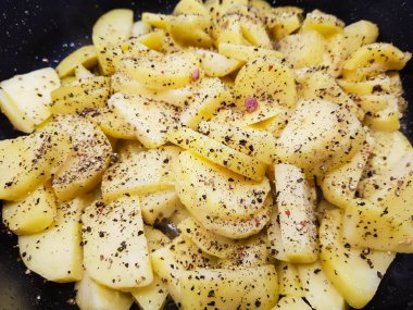 Domuz pastırmalı ve baharatlı kızarmış patates.