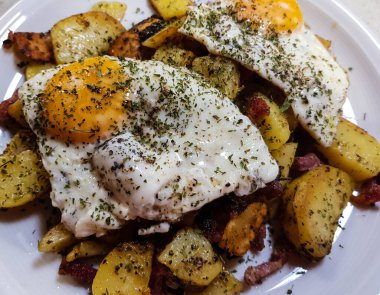 Domuz pastırmalı ve baharatlı kızarmış patates.