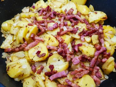 Domuz pastırmalı ve baharatlı kızarmış patates.