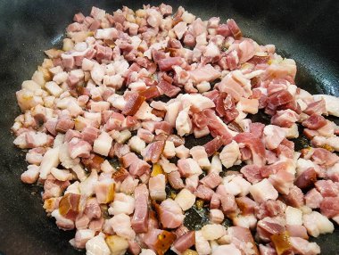 Domuz pastırmalı ve baharatlı kızarmış patates.