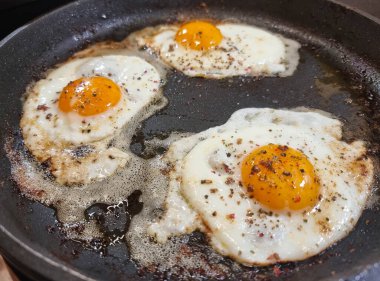 Domuz pastırmalı ve baharatlı kızarmış patates.