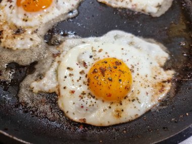 Domuz pastırmalı ve baharatlı kızarmış patates.