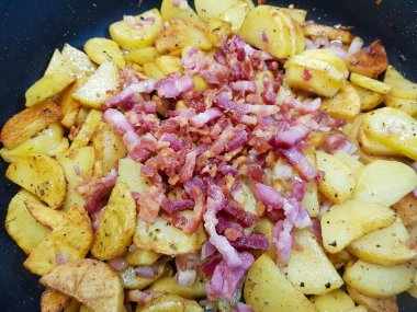 Domuz pastırmalı ve baharatlı kızarmış patates.