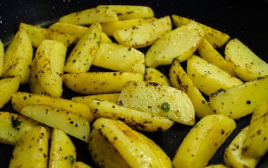 Domuz pastırmalı ve baharatlı kızarmış patates.