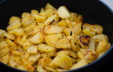 Domuz pastırmalı ve baharatlı kızarmış patates.