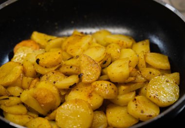 Domuz pastırmalı ve baharatlı kızarmış patates.